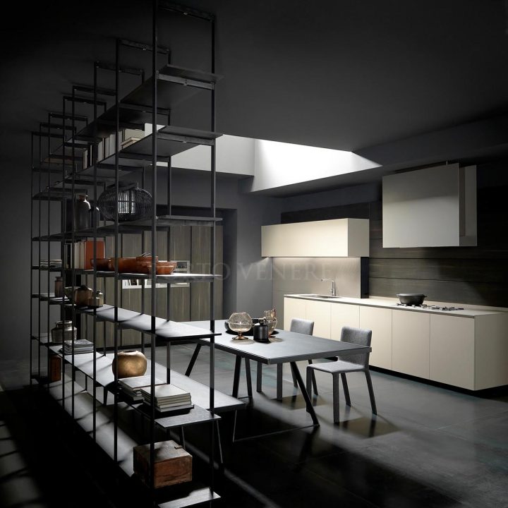 Cuisine-design-italien-MH6-facades-melamine-beige-et-credence-bois-fonce-bibliotheque-metal